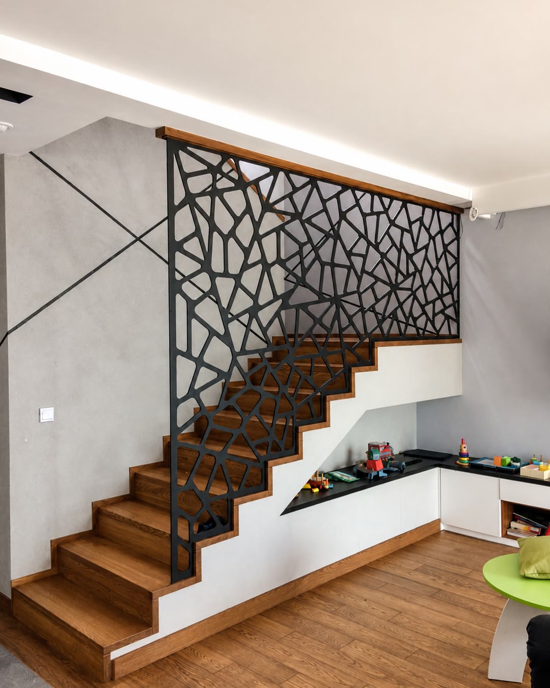 Schody dywanowe z ażurową stalową balustradą